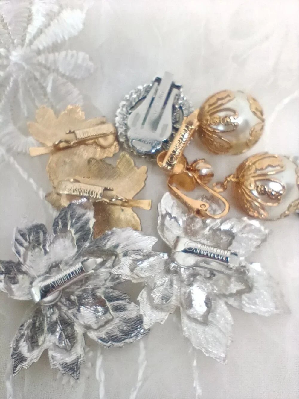 lot of Sarah Coventry Earrings Gold Tone Clip On's Whispering Leaf, Dangle Pearl - Picture 11 of 11